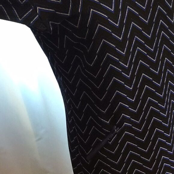 MADISON LEIGH dress in size 6 in chevron pattern - Picture 3 of 8